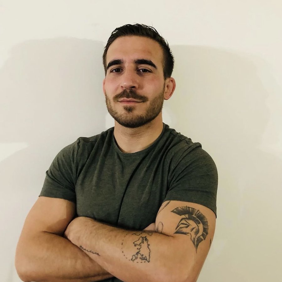 Portrait de Kevin, coach sportif, bras croisés
